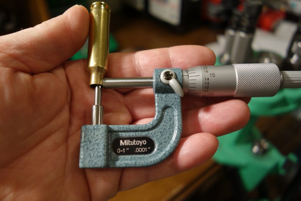 用Mitutoyo千分尺测量盒颈壁厚度